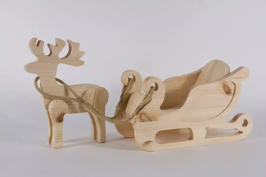 Preview: Rustikaler Holzschlitten mit Rentierfigur – stilvolle Tischdeko für Weihnachten