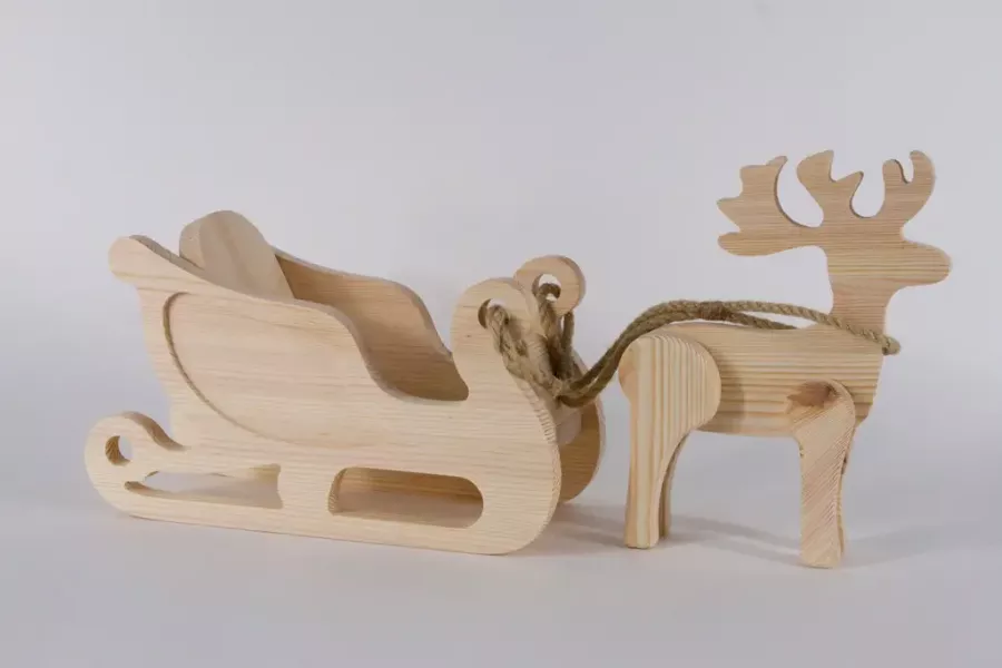 Preview: Weihnachtlicher Schlitten aus Holz mit Rentier – charmante Dekoration für Ihr Zuhause