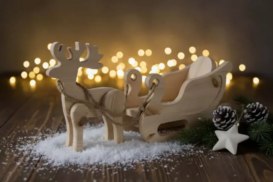 Schlitten aus unbehandeltem Kiefernholz mit Rentier – elegante Weihnachtsdekoration