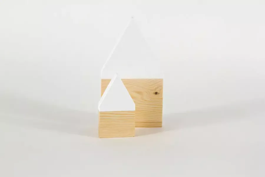Preview: Dekorative Holzhaus-Deko im 2er Set – Weiße Dächer und natürliche Holzstruktur