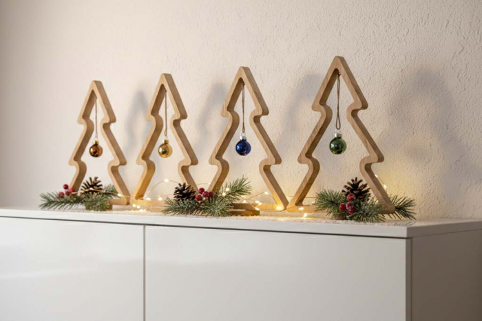 Tannenbaum aus Eichenholz mit Weihnachtskugel – elegante Weihnachtsdeko für festliche Atmosphäre