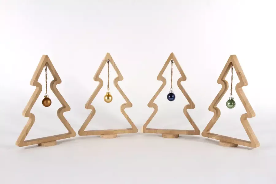 Preview: Tannenbaum aus Eichenholz mit Weihnachtskugel – elegante Weihnachtsdeko für festliche Atmosphäre