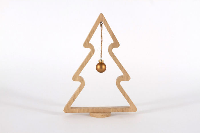 Detailansicht des Tannenbaums aus Eichenholz mit Weihnachtskugel – rustikale Weihnachtsdekoration