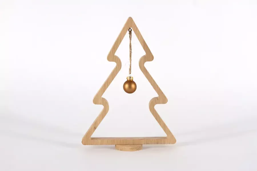 Preview: Detailansicht des Tannenbaums aus Eichenholz mit Weihnachtskugel – rustikale Weihnachtsdekoration