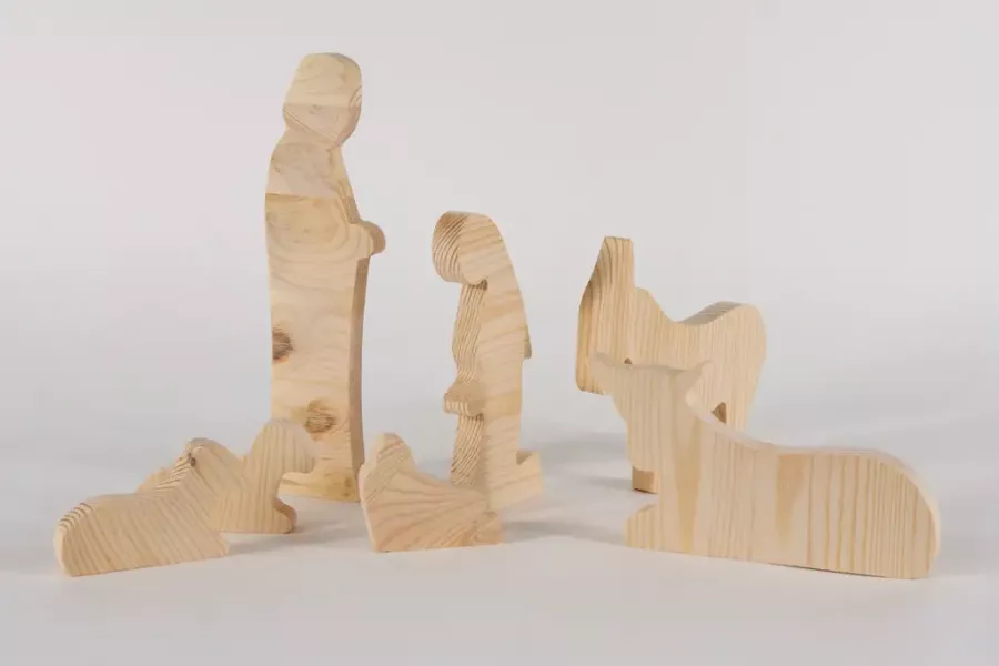 Preview: Krippenfiguren Kiefer XL – 7-teiliges Set mit Maria, Josef, Jesuskind, Esel, Ochse und 2 Schafen aus naturbelassenem Holz