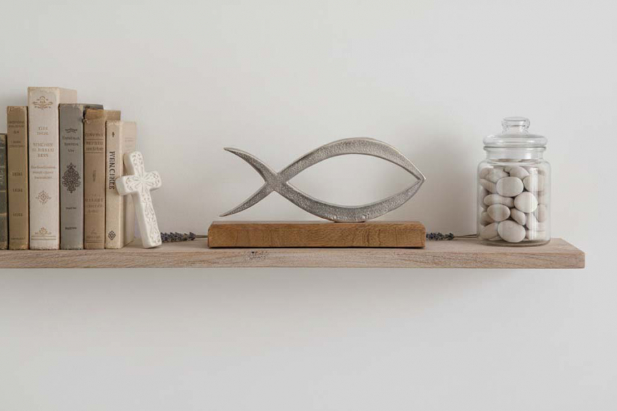 Preview: Christenfisch aus silbernem Metall auf Holzsockel – elegante Tischdeko für christliche Anlässe