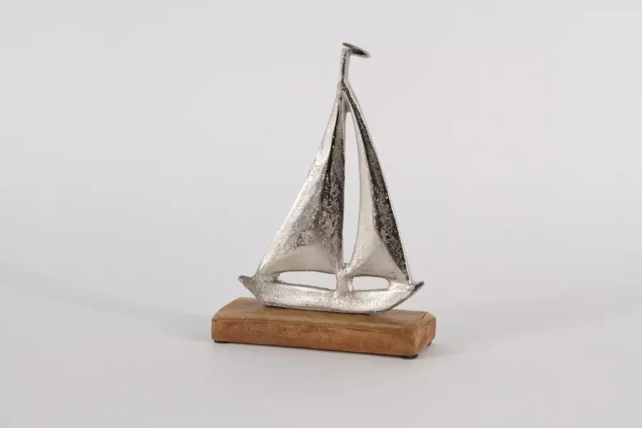 Preview: Maritimes Segelboot aus Metall auf Holzsockel – stilvolle maritime Dekoration für Wohnzimmer und Büro