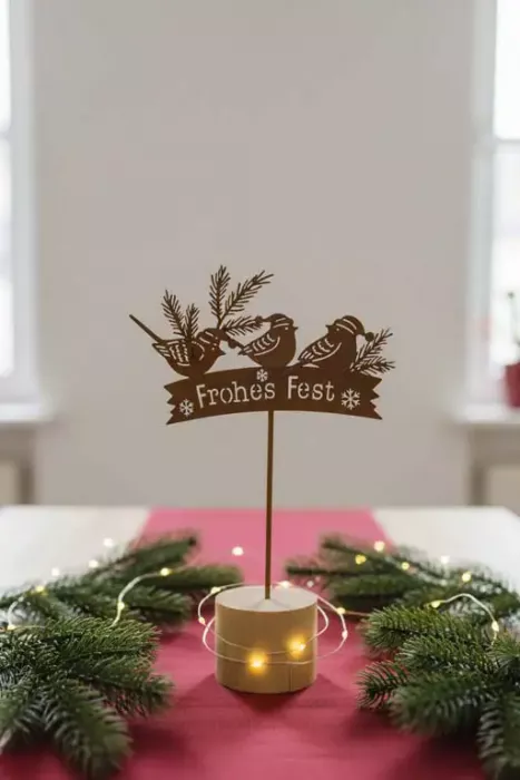Dekorativer Wintervogel aus Metall mit Holzsockel – Weihnachtsdeko