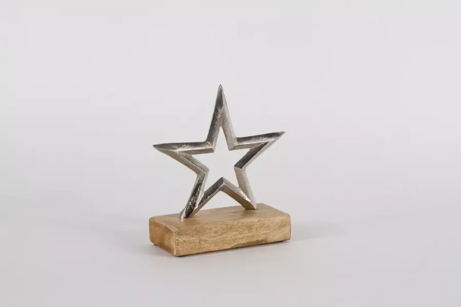 Preview: Silberner Metallstern auf Holzsockel – stilvolle Tischdeko für Weihnachten