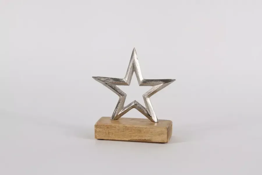 Preview: Weihnachtsstern aus Metall auf Holzsockel – festliche Dekoration für Ihr Zuhause