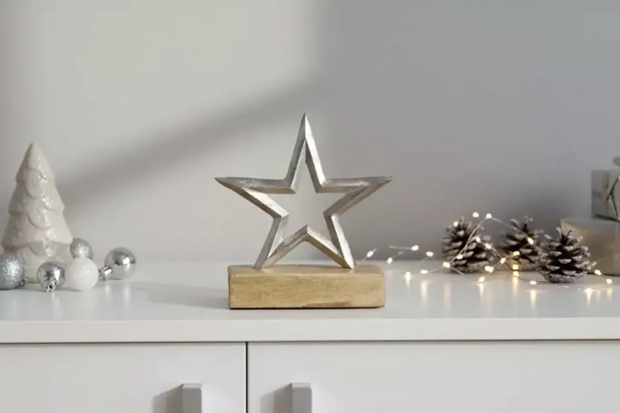 Stern aus Metall auf Holzsockel silber – elegante Weihnachtsdekoration