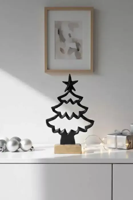 Tannenbaum aus schwarzem Metall auf Holzsockel – elegante Weihnachtsdekoration