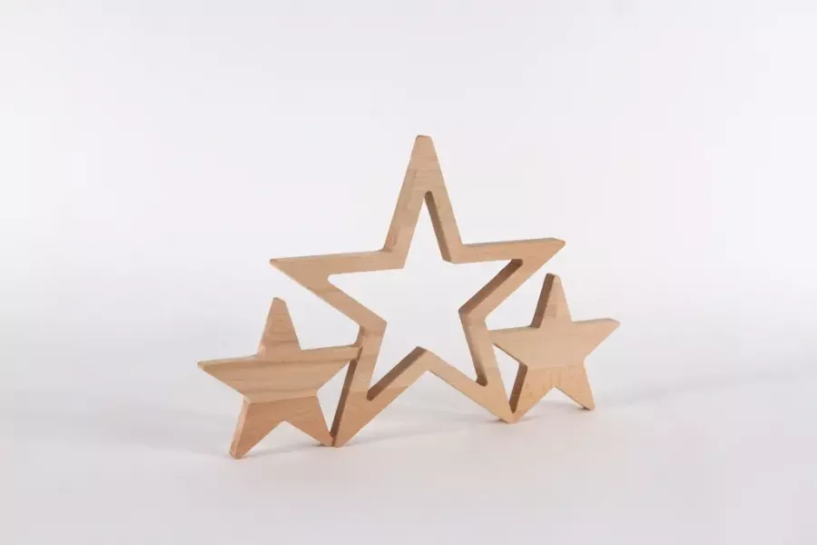 Preview: Natürliche Holzsterne aus Buche – stilvolle Tischdeko für Weihnachten