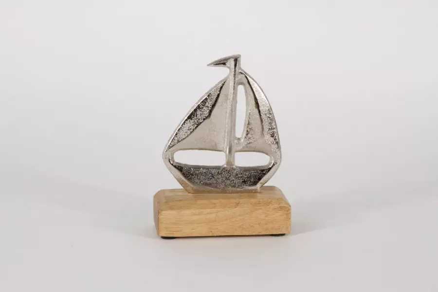 Preview: Maritimes Segelboot aus Metall auf Holzsockel – dekoratives Wohnaccessoire im maritimen Stil