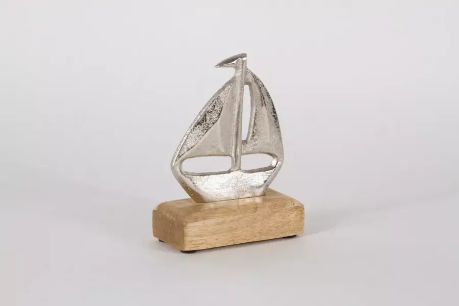 Preview: Maritimes Segelboot aus Metall auf Holzsockel – dekoratives Wohnaccessoire im maritimen Stil