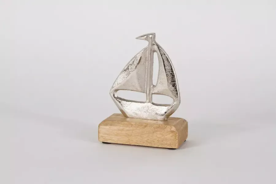 Preview: Maritimes Segelboot aus Metall auf Holzsockel – dekoratives Wohnaccessoire im maritimen Stil