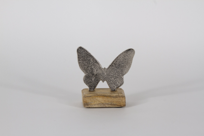 Schmetterling-aus-Metall-auf-Holzsockel