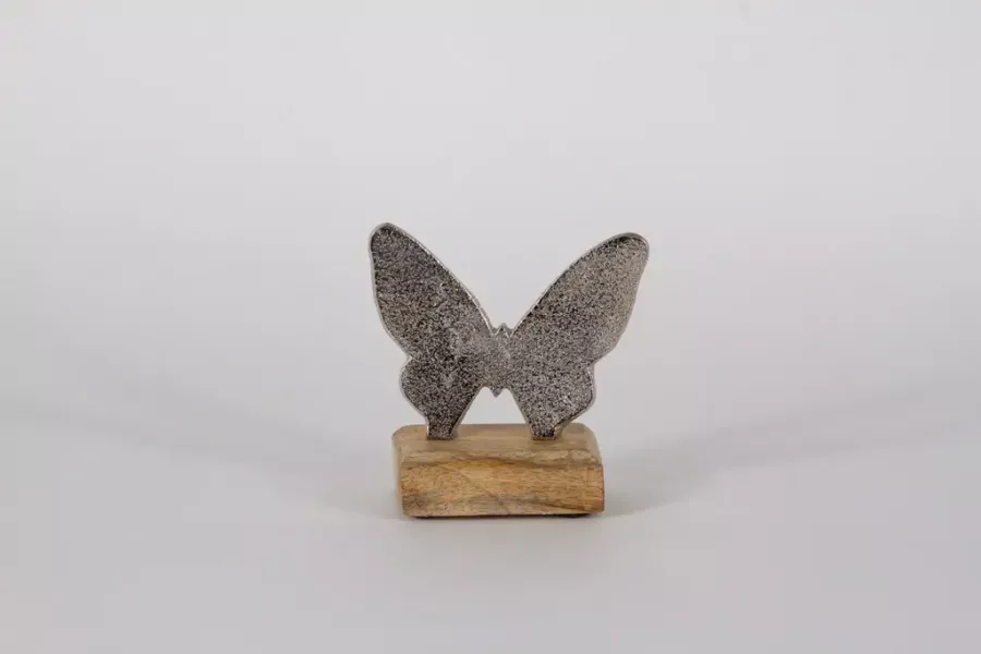Preview: Filigraner Schmetterling aus Metall auf Holzsockel – stilvolle Frühlingsdeko für Ihr Zuhause.
