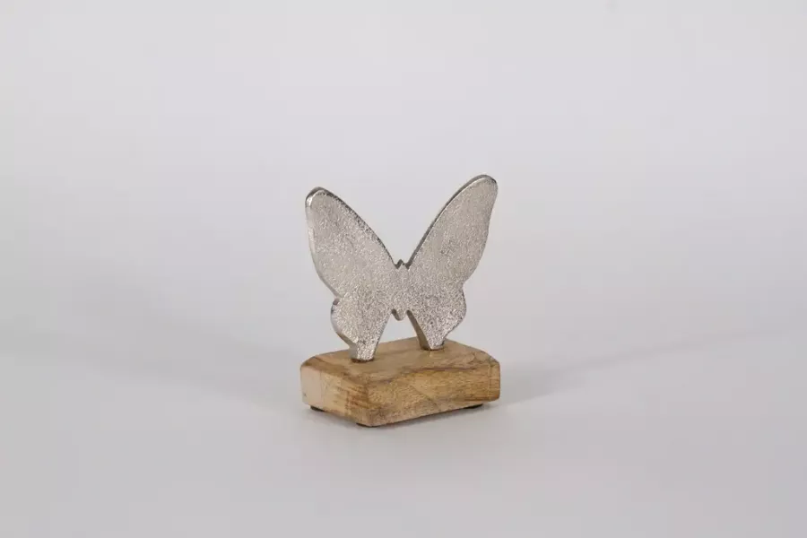 Preview: Dekorativer Schmetterling aus Metall auf Holzsockel – perfekte Tischdeko für Frühling & Ostern.