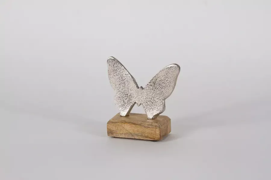 Preview: Elegante Dekofigur: Schmetterling aus Metall auf Holzsockel – ideale Geschenkidee für Frühlingsfreunde.