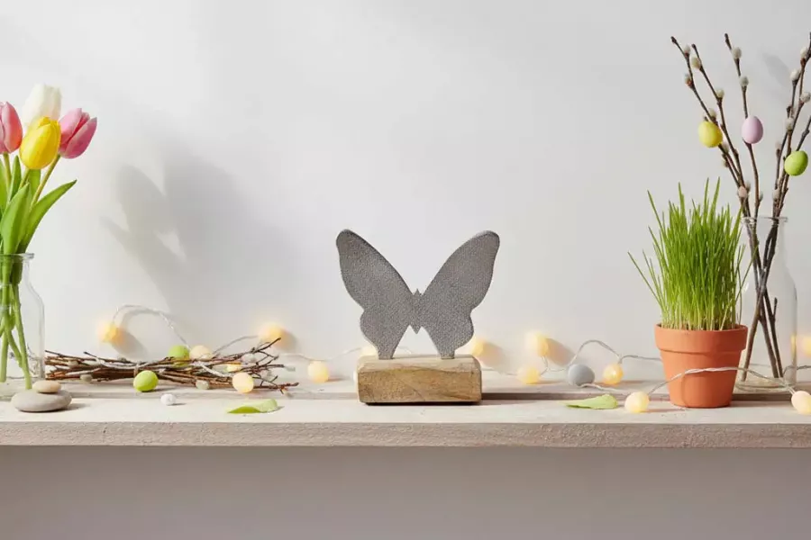 Filigraner Schmetterling aus Metall auf Holzsockel – stilvolle Frühlingsdeko für Ihr Zuhause.