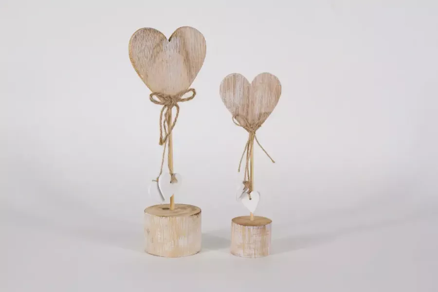 Preview: Naturbelassenes Herz aus Holz auf stabilem Sockel – stilvolle Deko für Ihr Zuhause.