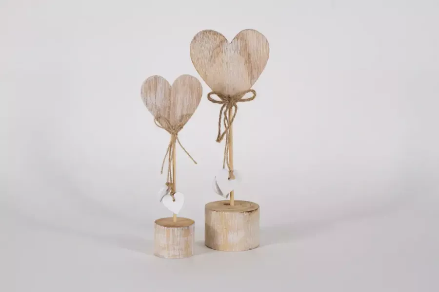 Preview: Dekoratives Herz aus Holz auf Sockel – perfekte Tischdeko für Frühling & Sommer.