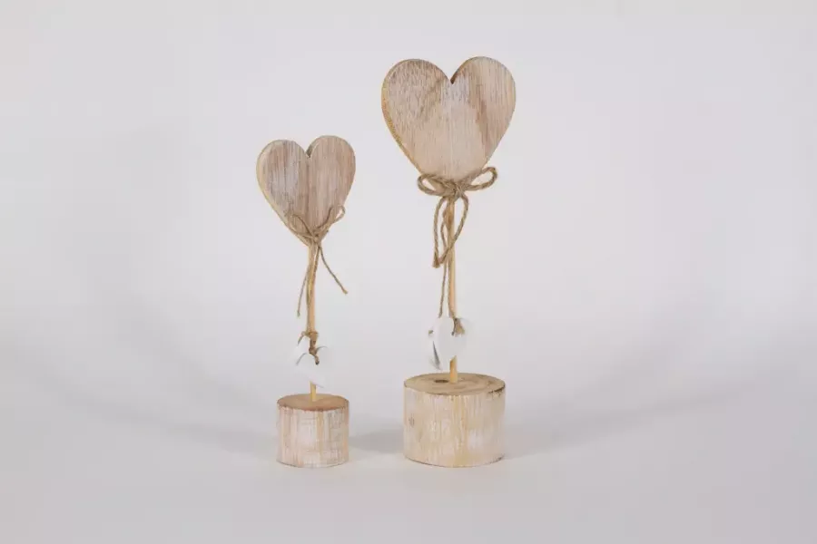 Preview: Liebevoll gestaltetes Herz aus Holz auf stabilem Sockel – ideale Geschenkidee für besondere Anlässe.