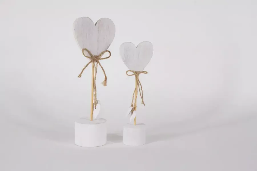 Preview: Romantisches Herz aus Holz auf weißem Sockel – ideale Geschenkidee für besondere Anlässe.