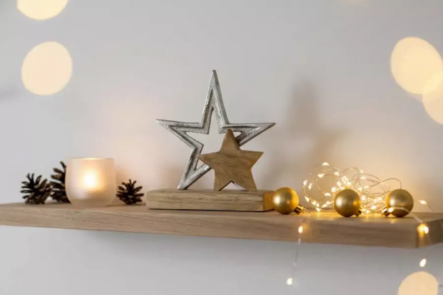 Stern aus Metall und Holz auf Sockel