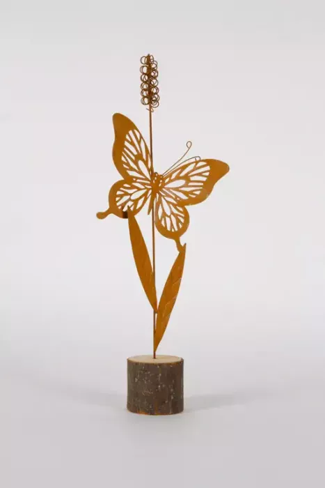 Preview: Rustikale Schmetterlingsfigur aus Metall mit Holzsockel – Edelrost Deko