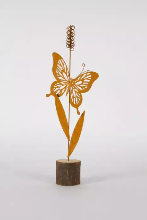 Preview: Dekorativer Schmetterling auf Holzstamm – Edelrost Gartenfigur für Terrasse