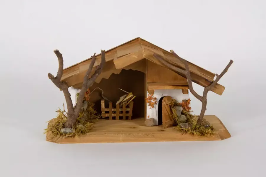 Preview: Krippenhaus aus Kiefernholz – 26 cm große Weihnachtskrippe, handgefertigt, festliche Dekoration für Ihr Zuhause