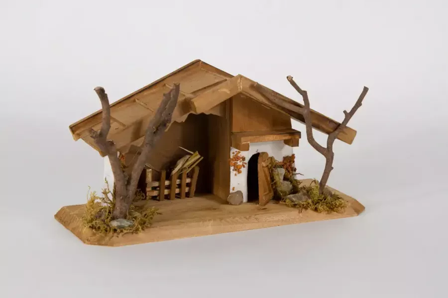 Preview: Detailansicht des 26 cm hohen Krippenhauses aus Kiefernholz – rustikale Weihnachtskrippe für Ihre Dekoration