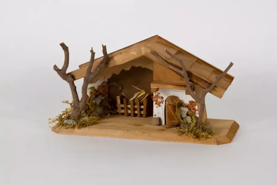 Preview: Kiefernholz Krippenhaus – 26 cm große handgefertigte Weihnachtskrippe, ideal für festliche Tischdekoration