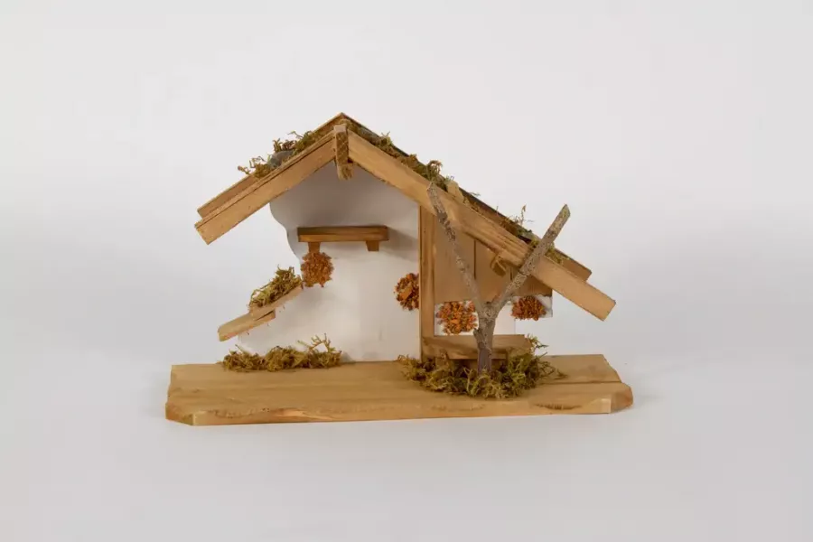 Preview: Krippenhaus aus Kiefernholz – 30 cm große Weihnachtskrippe, handgefertigt, festliche Dekoration für Ihr Zuhause