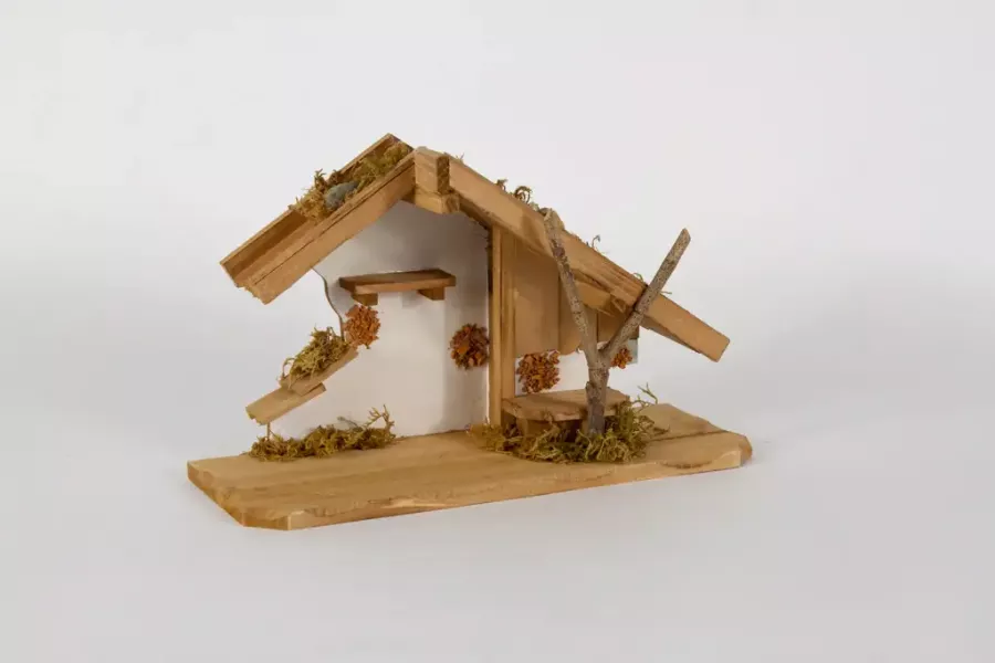 Preview: Detailansicht des 30 cm hohen Krippenhauses aus Kiefernholz – rustikale Weihnachtskrippe für Ihre Dekoration