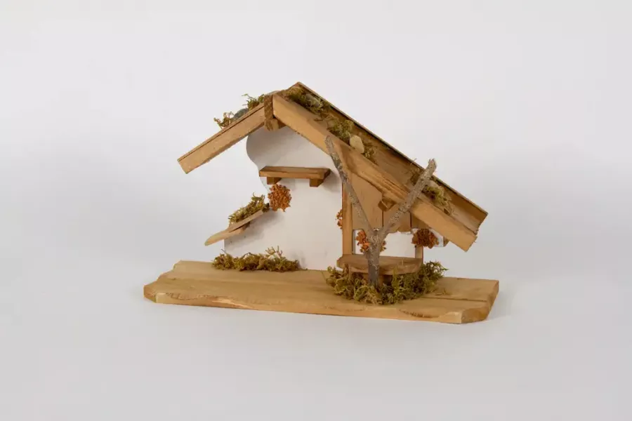 Preview: Kiefernholz Krippenhaus – 30 cm große handgefertigte Weihnachtskrippe, ideal für festliche Tischdekoration