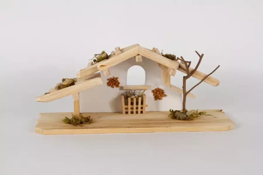 Preview: Krippenhaus aus Kiefernholz – 38 cm große Weihnachtskrippe, handgefertigt, festliche Dekoration für Ihr Zuhause