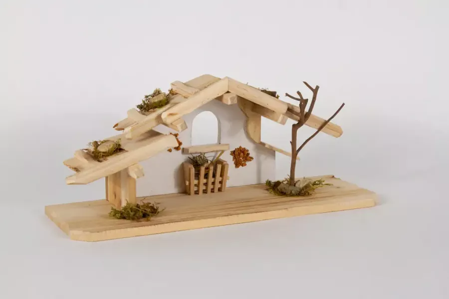 Preview: Detailansicht des 38 cm hohen Krippenhauses aus Kiefernholz – rustikale Weihnachtskrippe für Ihre Dekoration