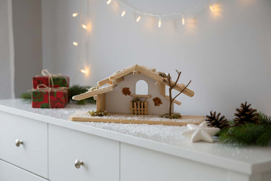 Preview: Krippenhaus aus Kiefernholz – 38 cm große Weihnachtskrippe, handgefertigt, festliche Dekoration für Ihr Zuhause