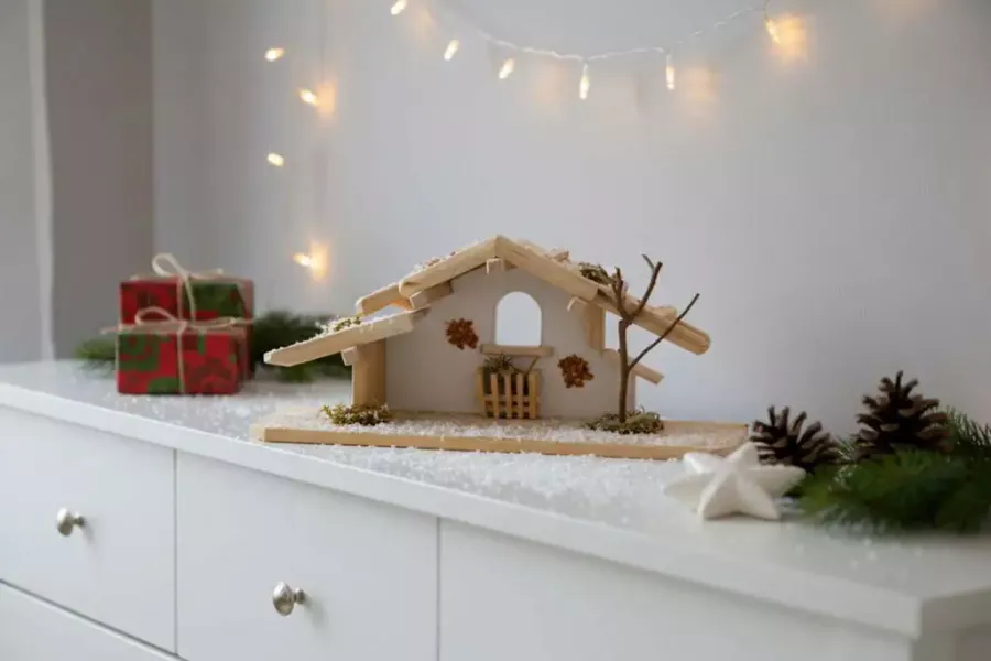 Krippenhaus aus Kiefernholz – 38 cm große Weihnachtskrippe, handgefertigt, festliche Dekoration für Ihr Zuhause