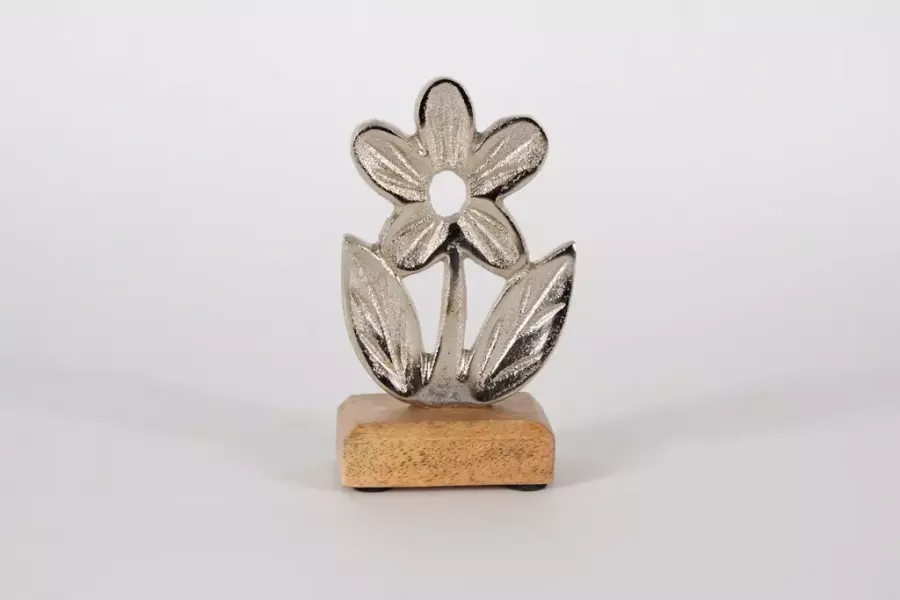 Preview: Silberne Metallblume auf Holzsockel – stilvolle Frühlingsdeko für Ihr Zuhause.