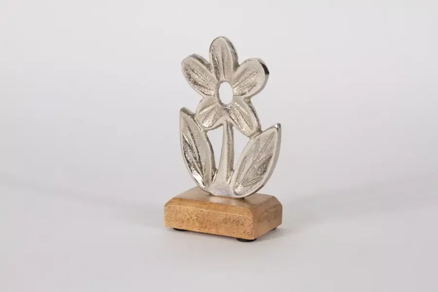 Preview: Elegante Dekofigur: Metallblume auf Mangoholz-Sockel – perfekte Tischdeko für Frühling & Sommer.