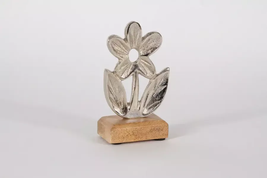 Preview: Moderne Metallblume auf stabilem Holzsockel – ideale Geschenkidee für Frühlingsfreunde.