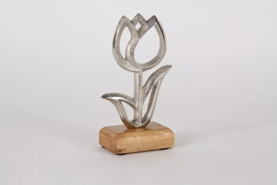 Preview: Minimalistische Metall-Tulpe auf Holzsockel – Geschenkidee.