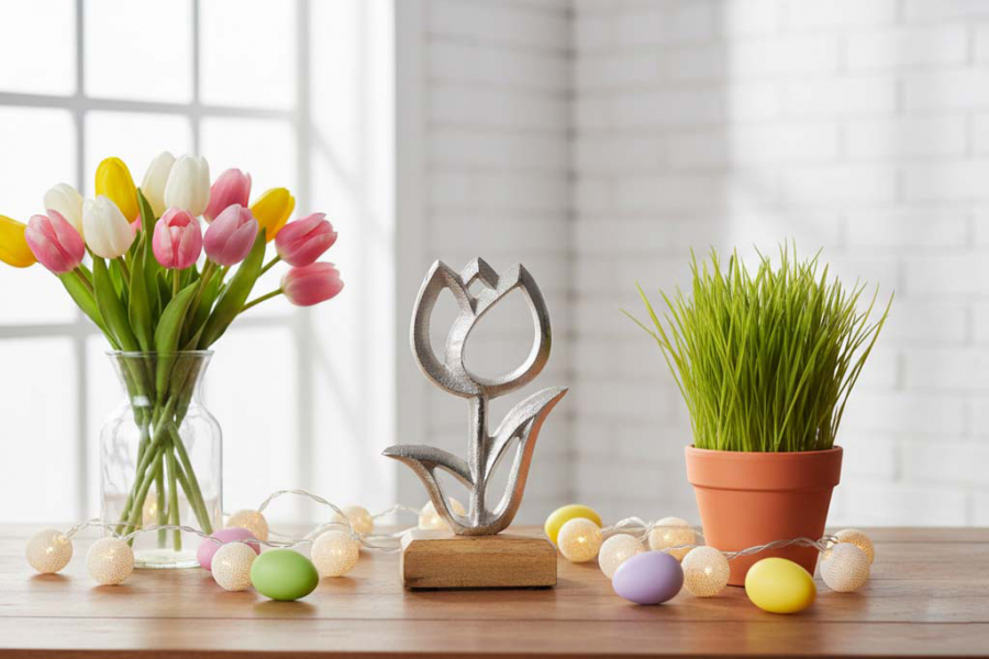 Preview: Silberne Metall-Tulpe auf Holzsockel – elegante Frühlingsdeko.