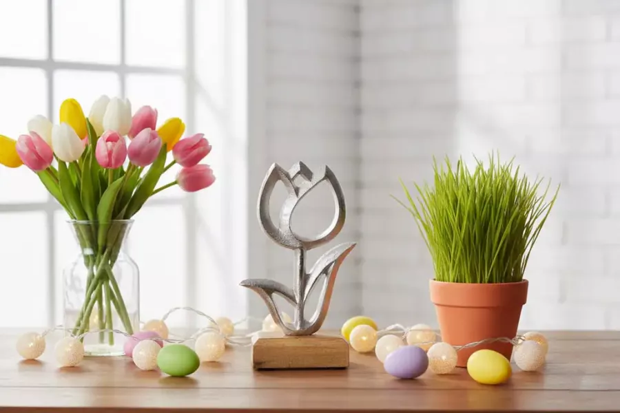 Silberne Metall-Tulpe auf Holzsockel – elegante Frühlingsdeko.