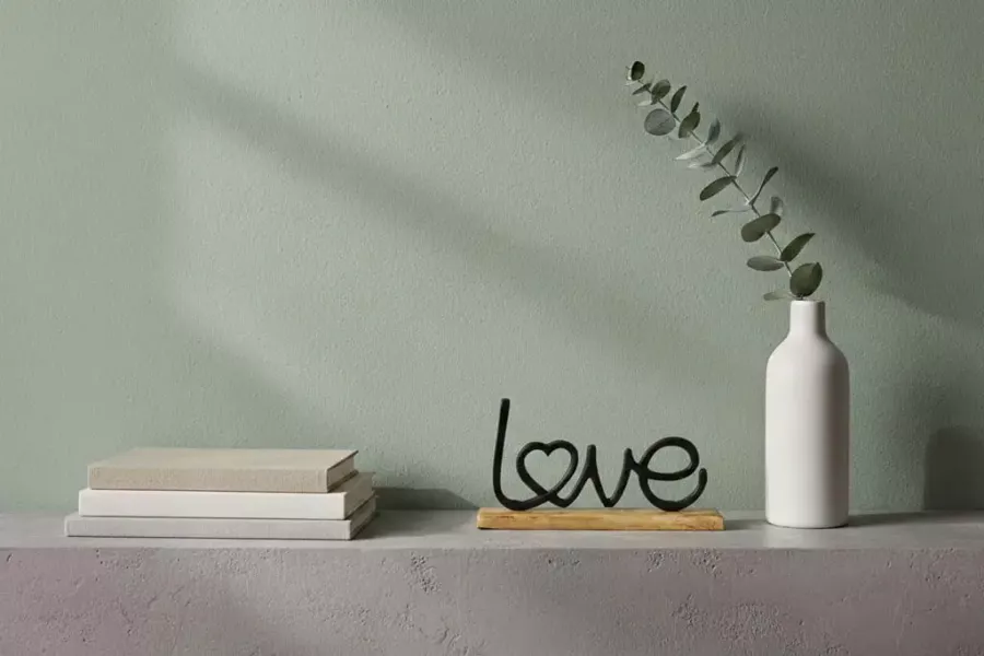 Schriftzug LOVE aus schwarzem Metall – moderne Deko für Wand oder Tisch