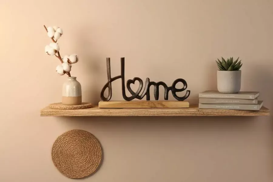 Schriftzug Home Metall schwarz auf Regal dekoriert